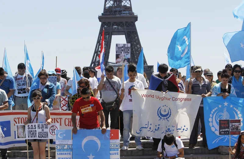 การชุมนุมของชาวอุยกูร์ที่ลี้ภัยในฝรั่งเศสเมื่อวันที่ 4 ก.ค. 2553 หน้าหอไอเฟล กรุงปารีส