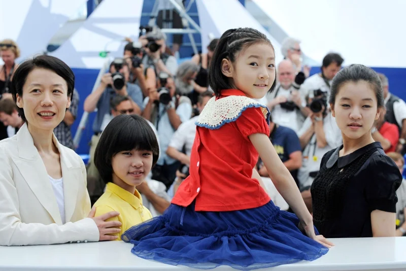 คิมแซรน (ชุดสีแดง) โพสท่าถ่ายรูประหว่างการโปรโมทภาพยนตร์เรื่อง "A Brand new Life" ซึ่งเข้าฉายนอกรอบการแข่งขันในเทศกาลภาพยนตร์เมืองคานส์ครั้งที่ 62 เมื่อวันที่ 19 พ.ค. 2552