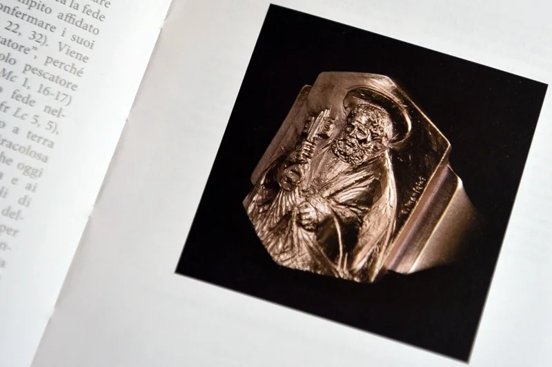 พระธำมรงค์ชาวประมงของพระสันตปาปาฟรานซิส ปรากฏอยู่ในหนังสือคู่มือพิธีมิสซาเพื่อเข้ารับตำแหน่งในวันที่ 18 มีนาคม 2556 ที่นครวาติกัน