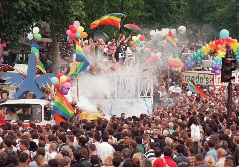 ขบวนพาเหรด EuroPride 1997 ณ กรุงปารีส (ภาพจาก: Joel Saget/AFP)