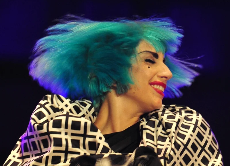 Lady Gaga ศิลปิน-นักแสดงชาวอเมริกันเชื้อสายอิตาเลียน กำลังขึ้นโชว์บนเวที EuroPride 2011 (ภาพจาก: Alberto Pizzoli/AFP)