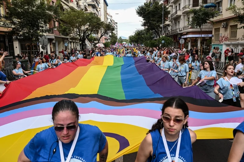 กลุ่ม LGBTQ, นักศึกษา และอาสาสมัครกำลังเคลื่อนขบวนธงไพรด์ ใน EuroPride 2024 ที่เมืองเทสซาโลนิกิ (ภาพจาก: Sakis Mitrolidis/AFP)