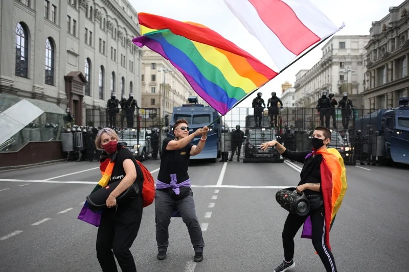 นักเคลื่อนไหว LGBTQ ในเบลารุสขณะโบกธงต่อต้านผลการเลือกตั้งเมื่อ 6 เมษายน 2020 (ภาพ : TUT.BY / AFP)