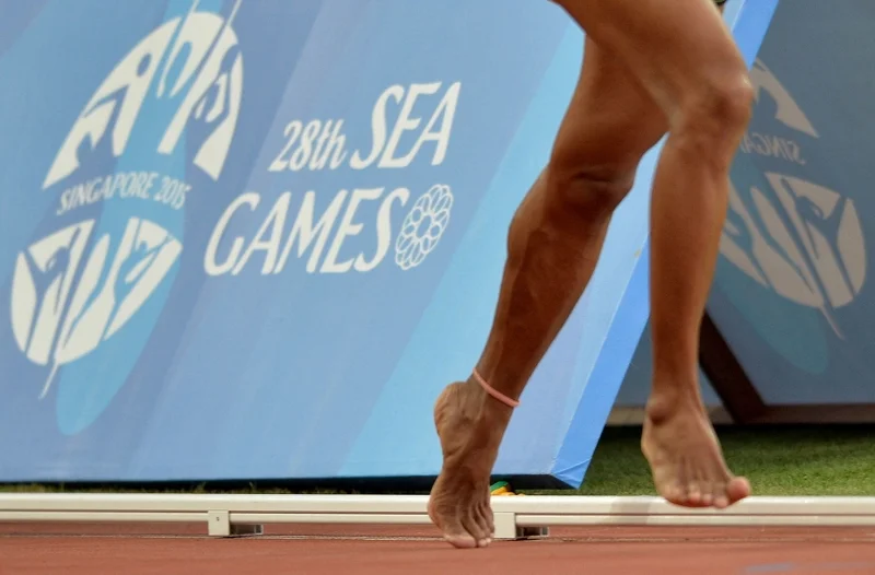 นักวิ่งเท้าเปล่าในกีฬาซีเกมส์ ครั้งที่ 28 (Photo by AFP)