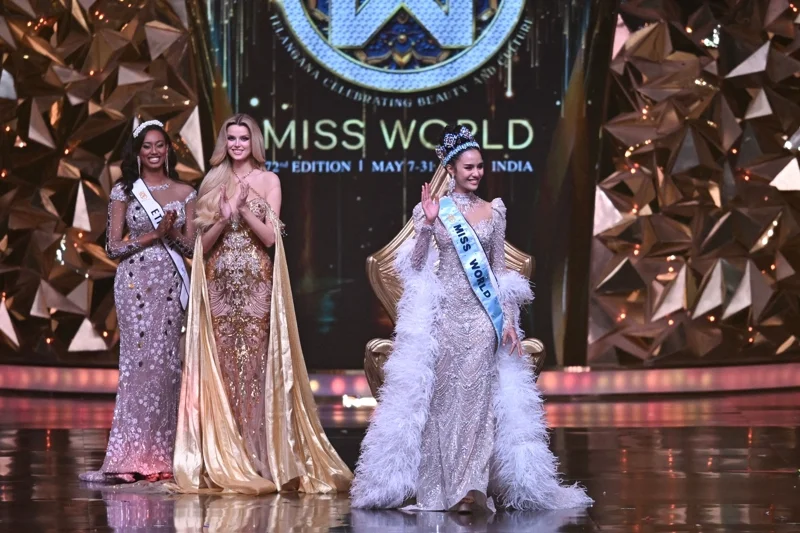 Suchata Chuangsri (R), the 72th Miss World 2025 pageant winner (Photo: Noah Seelam/AFP)