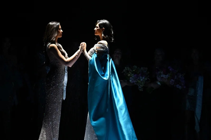 เชย์นิส ปาลาซิโอส (ขวา) และแอนโทเนีย ขณะรอผลผู้ชนะ Miss Universe 2023 (ภาพจาก: Marvin Recinos/AFP)