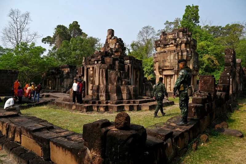 ปราสาทตาเมือนธม ซึ่งเป็นปราสาทโบราณที่เป็นข้อพิพาท ตั้งอยู่บริเวณชายแดนกัมพูชา-ไทย