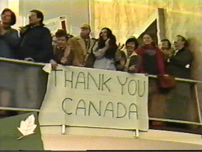 ชาวอเมริกันทำป้ายขอบคุณแคนาดาที่ช่วยเหลือสหรัฐอเมริกาในภารกิจ Canadian Caper (ภาพจาก: CIA)