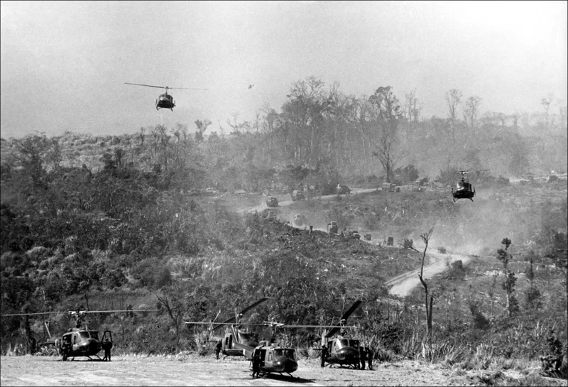 เฮลิคอปเตอร์ของสหรัฐอเมริกาลงจอดบนชายแดนลาว สกัดกั้นกองกำลังบนเส้นทางโฮจิมินห์ (Photo by / AFP)