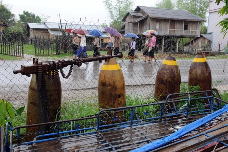 เศษซากของปลอกระเบิดและอาวุธ ที่กลายมาเป็นส่วนหนึ่งของชีวิต (Photo by HOANG DINH NAM / AFP)