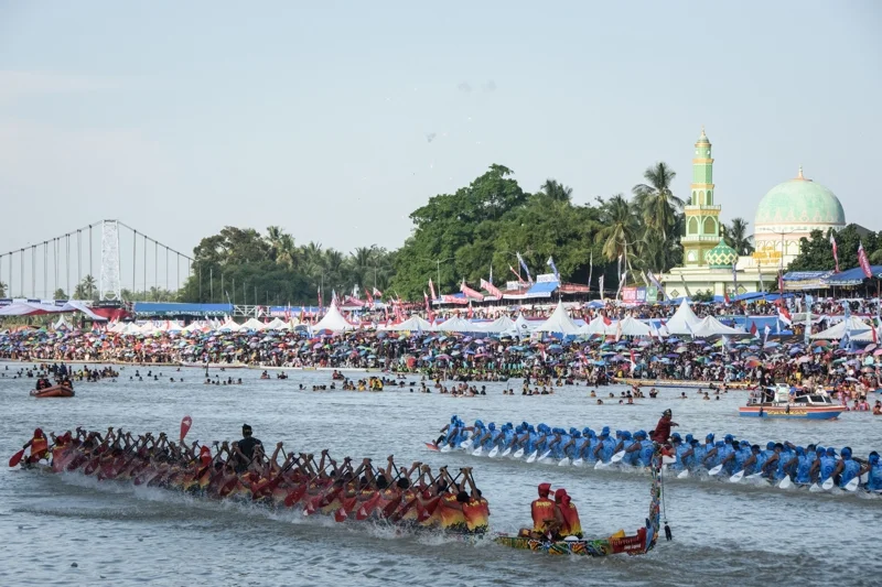บรรยากาศการแข่งเรือยาว Pacu Jalur ประจำปี 2025 (ภาพจาก: Wahyudi/AFP)