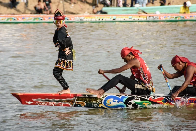 เรย์ยาน อาร์กาน ดีกา เจ้าหนูไวรัลที่กำลังเต้นบนหัวเรือยาว (ภาพจาก: Wahyudi/AFP)