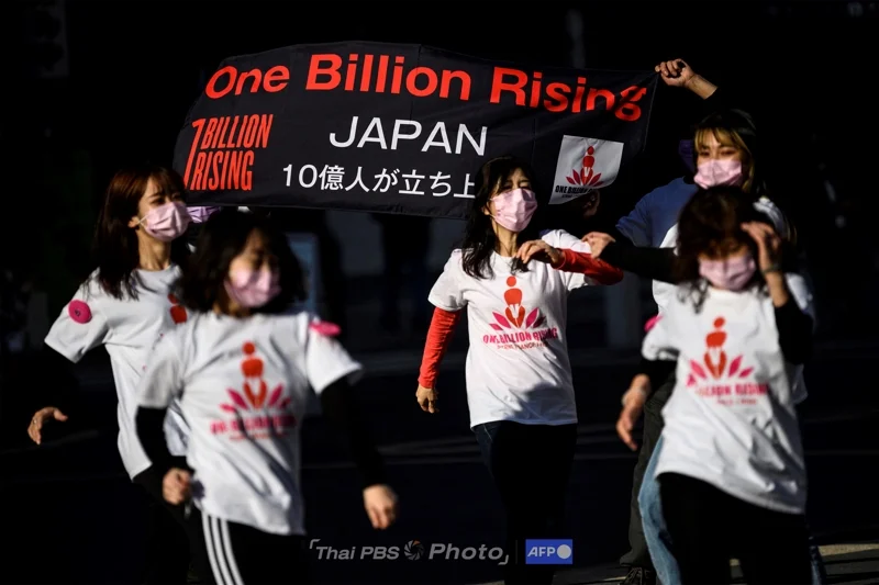 One Billion Rising กิจกรรมเพื่อแสดงจุดยืนต่อต้านการข่มขืนและการใช้ความรุนแรงทางเพศต่อผู้หญิง ของนักเคลื่อนไหวในประเทศญี่ปุ่น (Photo by Charly TRIBALLEAU / AFP)