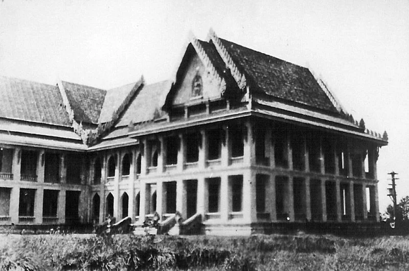 ตึกบัญชาการที่ยังคงมุงหลังคาจากในตอนนั้น คณะอักษรศาสตร์ จุฬาลงกรณ์มหาวิทยาลัย (ภาพ: คณะอักษรศาสตร์ จุฬาลงกรณ์มหาวิทยาลัย)