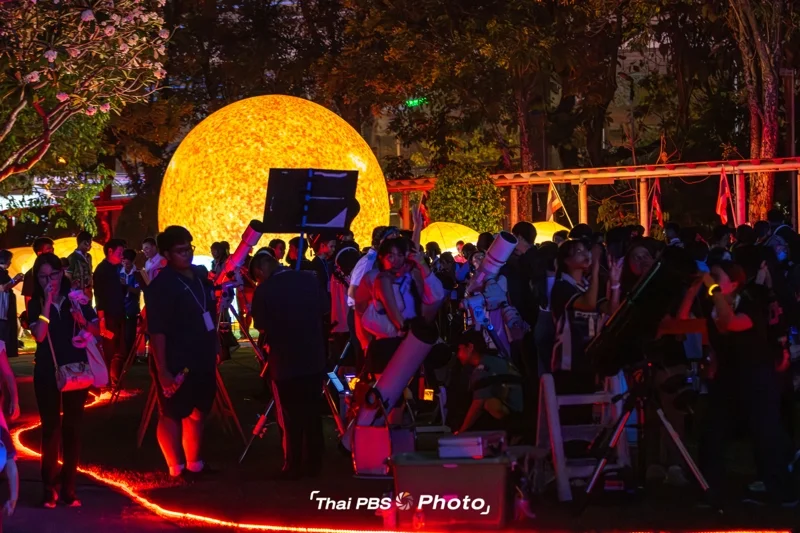 Participants during the 'Hora Star Paradox' stargazing and talk event on January 30, 2026