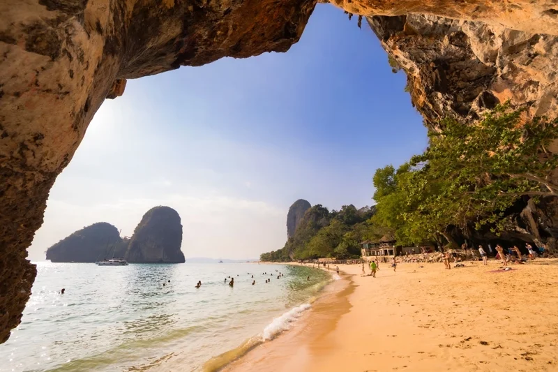 หาดถ้ำพระนาง ภาพจากการท่องเที่ยวแห่งประเทศไทย (ททท.)