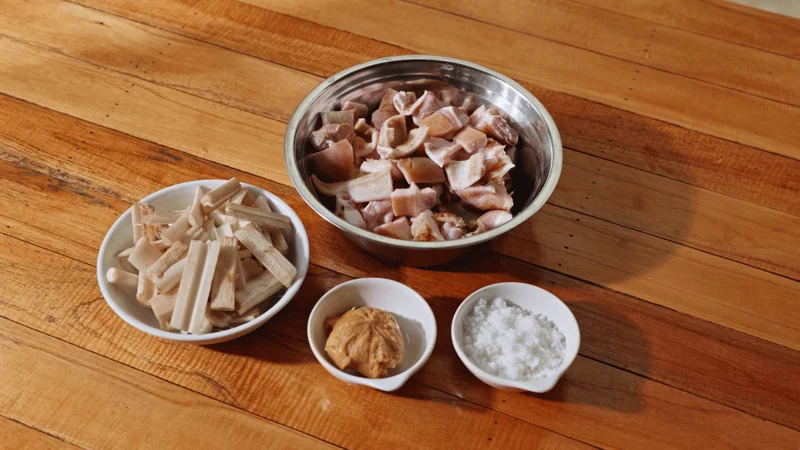 วัตถุดิบพร้อม หมู หยวกกล้วย เกลือ น้ำตาล