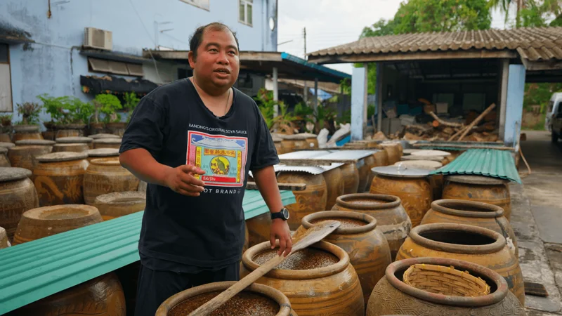 "พี่แฮ็ค" เจ้าของโรงงานซีอิ๊วโบราณแห่งระนอง