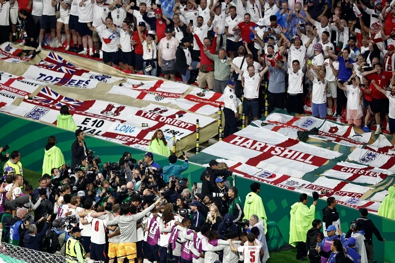 เพลงสื่อกลางส่งต่อความหวัง และความศรัทธาของแฟนบอลไปยังนักฟุตบอล (Photo by Ulises RUIZ/AFP)