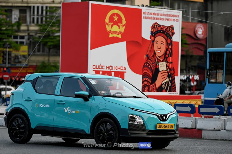 รถยนต์ไฟฟ้าของ VinFast บนนถนนในฮานอย,  ที่มา: AFP