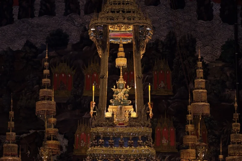 การเปลี่ยนเครื่องทรงพระแก้วมรกตคือหนึ่งในโบราณราชประเพณีในช่วงเข้าพรรษา