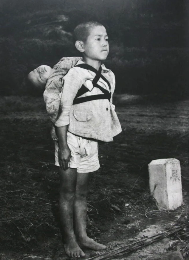 ภาพถ่ายที่ชื่อ "The Standing Boy of Nagasaki" ถ่ายไว้โดย  Joe O' Donnell ช่างภาพสงครามชาวอเมริกัน