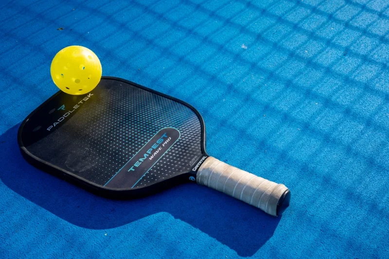 มีอุปกรณ์เพียงแค่ไม่กี่อย่างก็สามารถเล่น Pickleball ได้ (Photo by AFP)