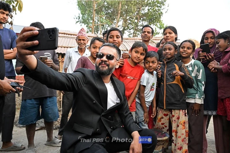 Balendra Shah กำลังถ่ายรูปกับประชาชนระหว่างหาเสียง เมื่อวันที่ 17 ก.พ. 69 (ภาพ: Prakash Mathema/AFP)