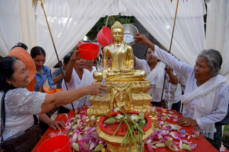 ชาวกัมพูชาสรงน้ำพระในช่วงโจล ชนัม ทเม็ย ในจังหวัดกันดาล เมื่อปี 2562 (ภาพ: Tang Chhin Sothy/AFP)