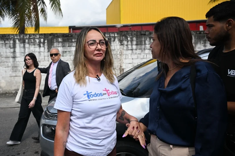 Jaderluce Anisio de Oliveira แม่ของ Alana ขณะที่ลูกสาวกำลังเดินเข้าศาล เมื่อวันที่ 15 เม.ย. 69 (ภาพ: Mauro Pimentel/AFP)