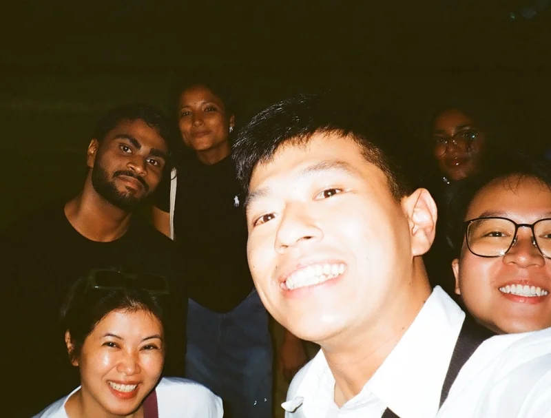 I (almost) successfully took a selfie on Mal&eacute;&rsquo;s artificial beach, featuring Saani (male, left) and Naza (female, right). (Photo: Peerachai Pasutan)