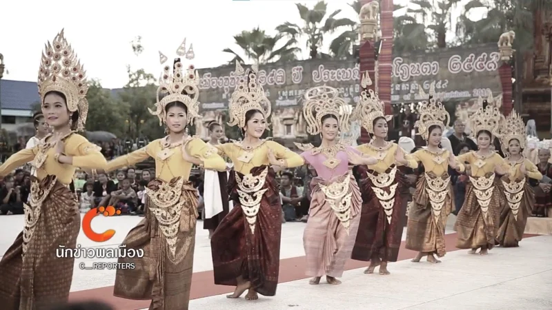บรรยากาศเทศกาลแซนโฎนตาในอ.ขุขันธ์ จ.ศรีสะเกษ เมื่อปี 2559 (ภาพจาก: นักข่าวพลเมือง &ndash; ข่าวเที่ยง &ndash; 13 พ.ย. 59)
