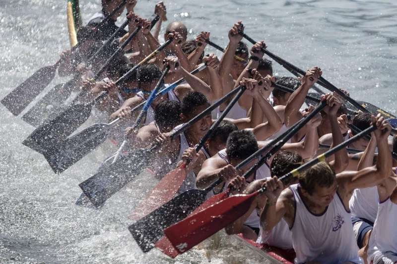 บรรยากาศการแข่งขันใน Dragon Boat Festival ประจำปี 2015 (ภาพจาก: Dale de la Rey/AFP)