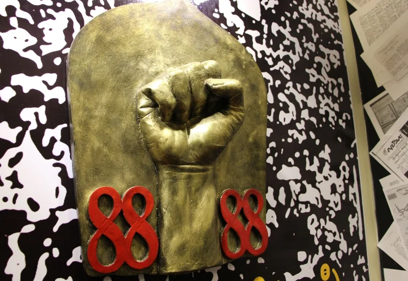 โลโก้กำปั้นในพิพิธภัณฑ์รำลึก 8888 ที่ย่างกุ้ง ในโอกาสครบรอบ 27 ปีของการลุกฮือ (ภาพจาก: Hla Hla Htay/AFP)