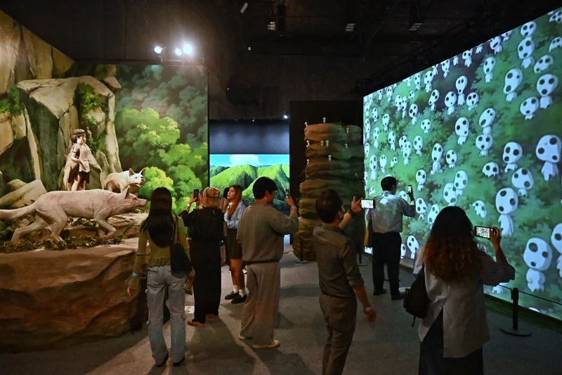 ฉากจำลองจากอนิเมะ Princess Mononoke ในนิทรรศการ The World of Studio Ghibli's Animation Exhibition Bangkok ที่กรุงเทพฯ เมื่อเดือน มิ.ย. 2023 (ภาพจาก: Lillian Suwanrumpha/AFP)
