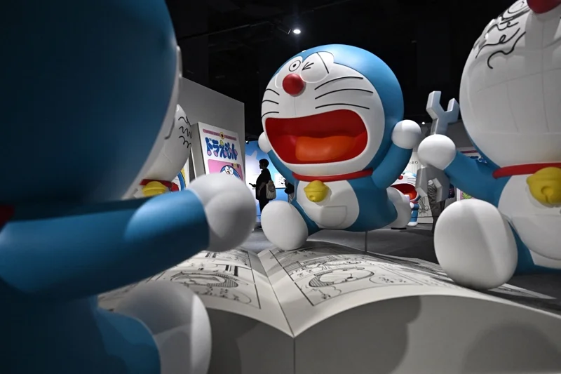 หุ่นตัวละครจาก Doraemon ในนิทรรศการ100% Doraemon and Friends Tour ที่กรุงเทพฯ เมื่อวันที่ 30 เม.ย. 2025 (ภาพจาก: Lillian Suwanrumpha/AFP)
