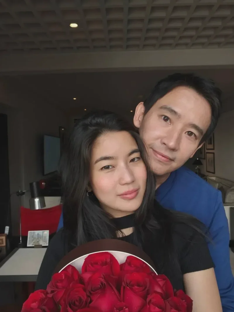 การประกาศคบหากันอย่างเป็นทางการระหว่างพิธา ลิ้มเจริญรัตน์ กับอรัชพร โภคินภากร เมื่อวันที่ 14 กุมภาพันธ์ 2569 (ภาพ: Instagram tim_pita)