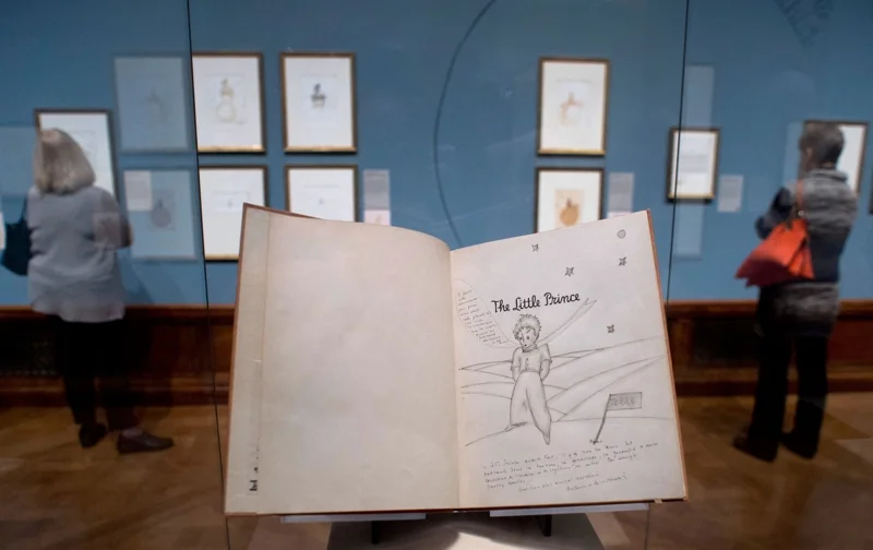 สำเนาฉบับหนึ่งของเจ้าชายน้อย ที่จัดแสดงในนิทรรศกาล The Little Prince: A New York Story ในนิวยอร์ก เมื่อปี 2014 (ภาพจาก: Don Emmert/AFP)