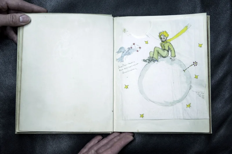 ภาพวาดต้นฉบับจากสำเนาดั้งเดิมของเจ้าชายน้อยฉบับภาษาฝรั่งเศสที่ตีพิมพ์ในนิวยอร์ก ถ่ายไว้ก่อนที่ Maison Cazo จะเปิดประมูลเมื่อปี 2016 ที่ปารีส (ภาพจาก: Philippe Lopez/AFP)