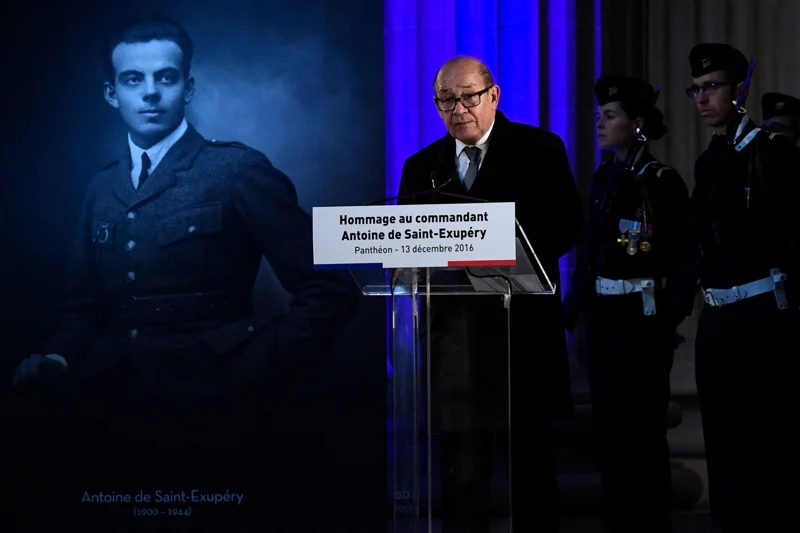 Jean-Yves Le Drian รมต. กลาโหมฝรั่งเศสในขณะนั้น กำลังกล่าวสดุดี Saint-Exup&eacute;ry หน้าอนุสรณ์สถาน Panth&eacute;on เมื่อวันที่ 13 ธ.ค. 2016 (ภาพจาก: Artin Bureau/AFP)