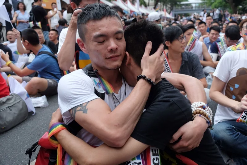 ผู้คนออกมาดีใจหลังรัฐสภาผ่านกฎหมายพิเศษ 748 (ภาพ : SAM YEH / AFP)