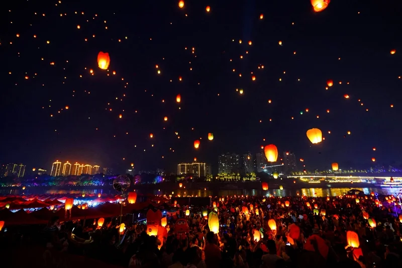 Sky lantern festival in Xishuangbanna, alluring the Northern Thai one (Photo : AFP)