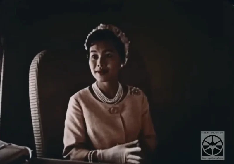 สมเด็จพระนางเจ้าสิริกิติ์ พระบรมราชินีนาถ พระบรมราชชนนีพันปีหลวง ก่อเสด็จถึงกรุงวอชิงตัน ดี.ซี. สหรัฐอเมริกา เมื่อวันที่ ๒๘ มิถุนายน พ.ศ. ๒๕๐๓ (เครดิต: หอภาพยนตร์แห่งชาติ (องค์การมหาชน) และ Facebook U.S. Embassy Bangkok)