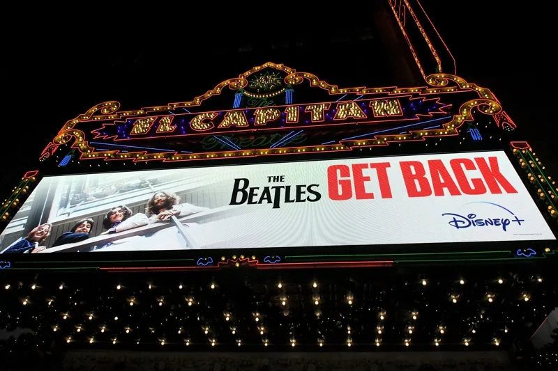 ป้ายรอบพิเศษของสารคดี The Beatles: Get Back ที่ฮอลลีวูด เมื่อปี 2021 (ภาพ: Charley Gallay/Getty Images via AFP)