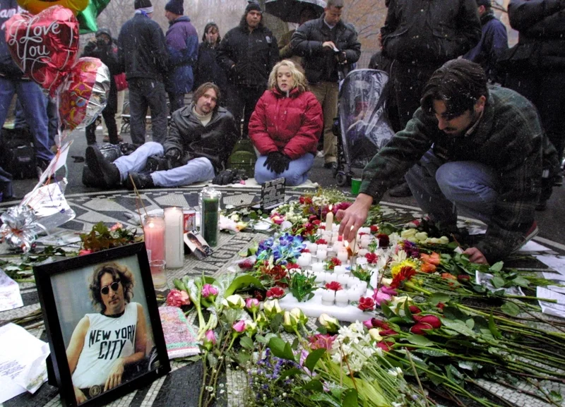 ผู้คนร่วมไว้อาลัยครบรอบ 20 ปีการเสียชีวิตของ John Lennon ใน Central Park นครนิวยอร์ก เมื่อปี 2000 (ภาพ: Doug Kanter/AFP)