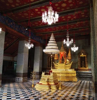 พระมหาเศวตฉัตร หรือพระนพปฎลมหาเศวตฉัตร ภายในท้องพระโรงพระมหาปราสาทราชมณเฑียร