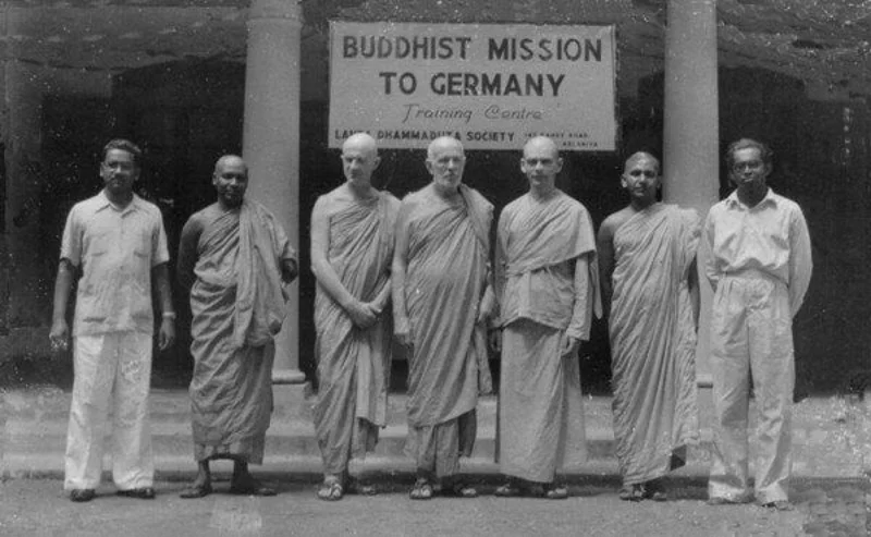 คณะสงฆ์สอนศาสนากลุ่มแรกในเยอรมนี ปี ค.ศ. 1957 ด้านขวาสุดของภาพคือ Asoka Weeraratna ชาวศรีลังกาผู้ที่ซื้อ Das Buddhistische Haus ในเวลาต่อมา (ภาพจาก: Das Buddhistische Haus)