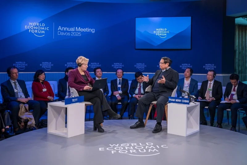 นายกฯ ฝั่ม มิญ จิ๊ญ กำลังพูดคุยกับนักวิชาการ King's College ในงาน World Economic Forum เมื่อเดือน ม.ค. ที่ผ่านมา (ภาพจาก Fabrice Coffrini/AFP)