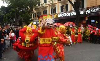 ภาพพิธีเปิดร้าน McDonald's สาขาแรกในฮานอยเมื่อปี 2017 (ภาพจาก Hoang Dinh Nam/AFP)