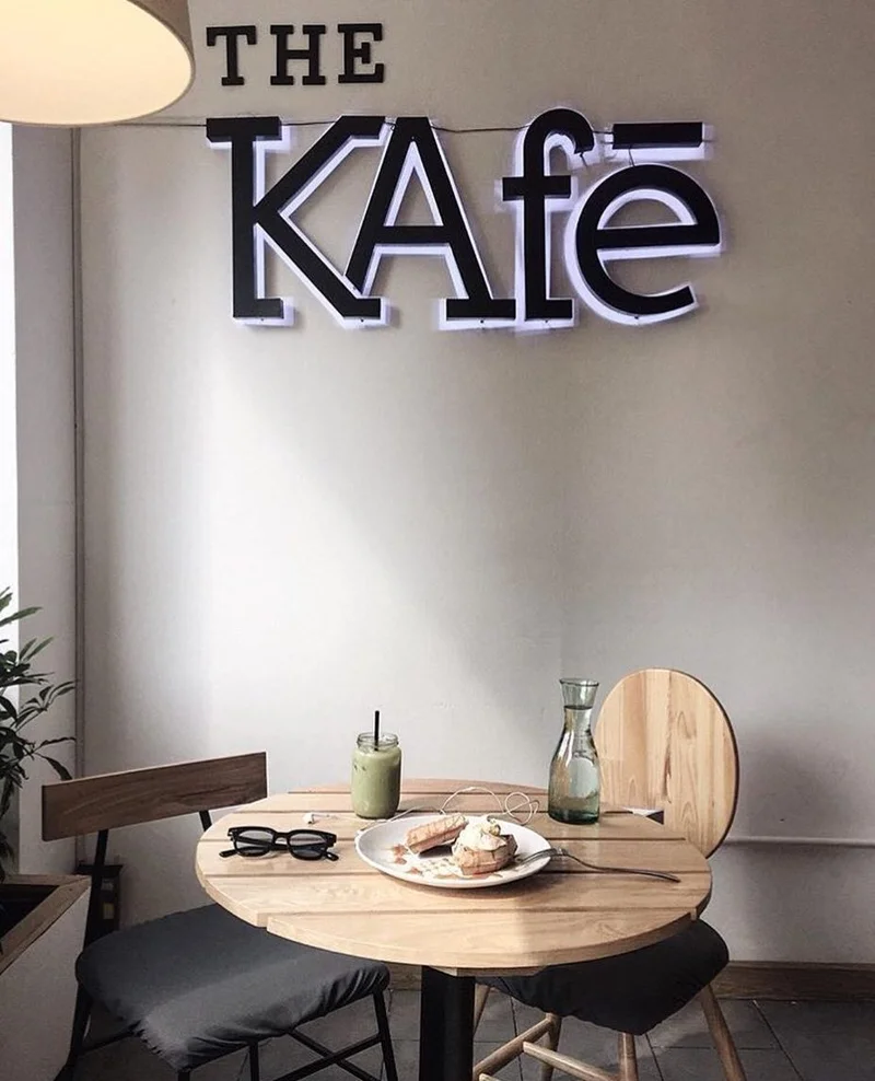 ร้าน The KAfe สาขาหนึ่งในอดีต (ภาพจาก Instagram: @thekafevn และ @khanhtete)
